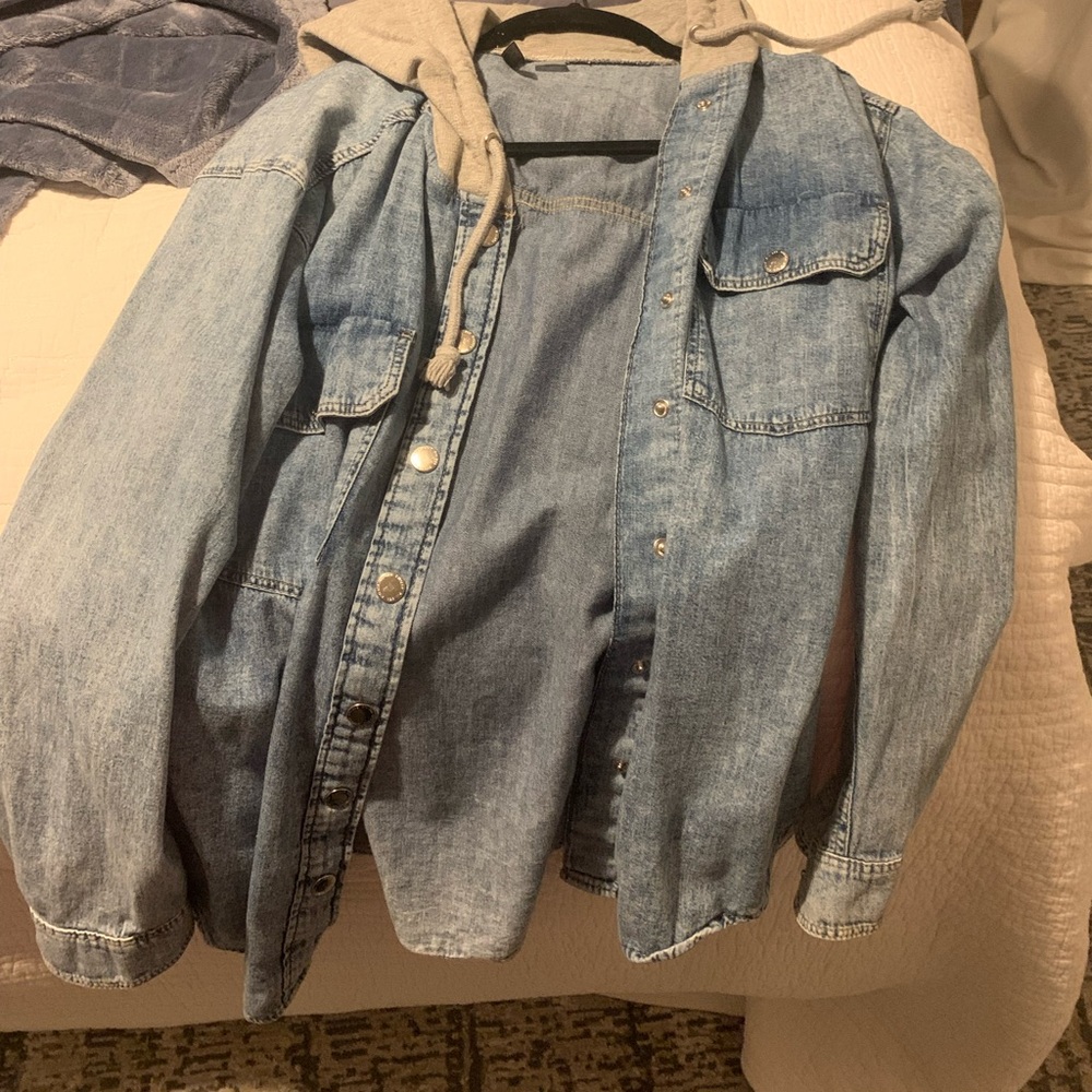 I’m selling an H&M jacket. It’s used but hasn’t been worn often.